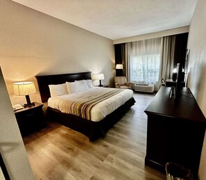 Zimmer, 1 King-Bett, barrierefrei, Badewanne | Hochwertige Bettwaren, Pillowtop-Betten, Schreibtisch