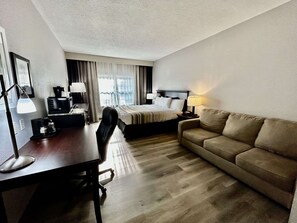 Studio Suite, 1 King Bed, Non Smoking | Premium bedding, pillowtop beds, desk, blackout drapes