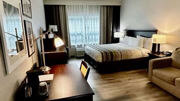 Studio, 1 kingsize-seng, tilgjengelighetstilpasset, ikke-røyk (Hearing Impaired Accessible) | Sengetøy av topp kvalitet, senger med overmadrass og skrivebord