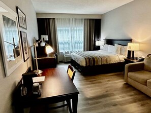 Studio, 1 King Bed, Accessible, Non Smoking (Hearing Impaired Accessible) | Premium bedding, pillow-top beds, desk, blackout curtains