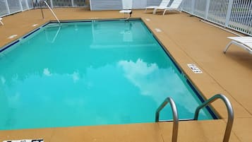 Sæsonbestemt udendørs pool, parasoller