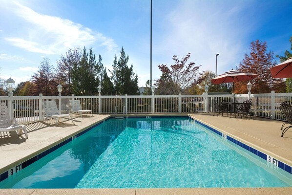 Seasonal outdoor pool, pool umbrellas