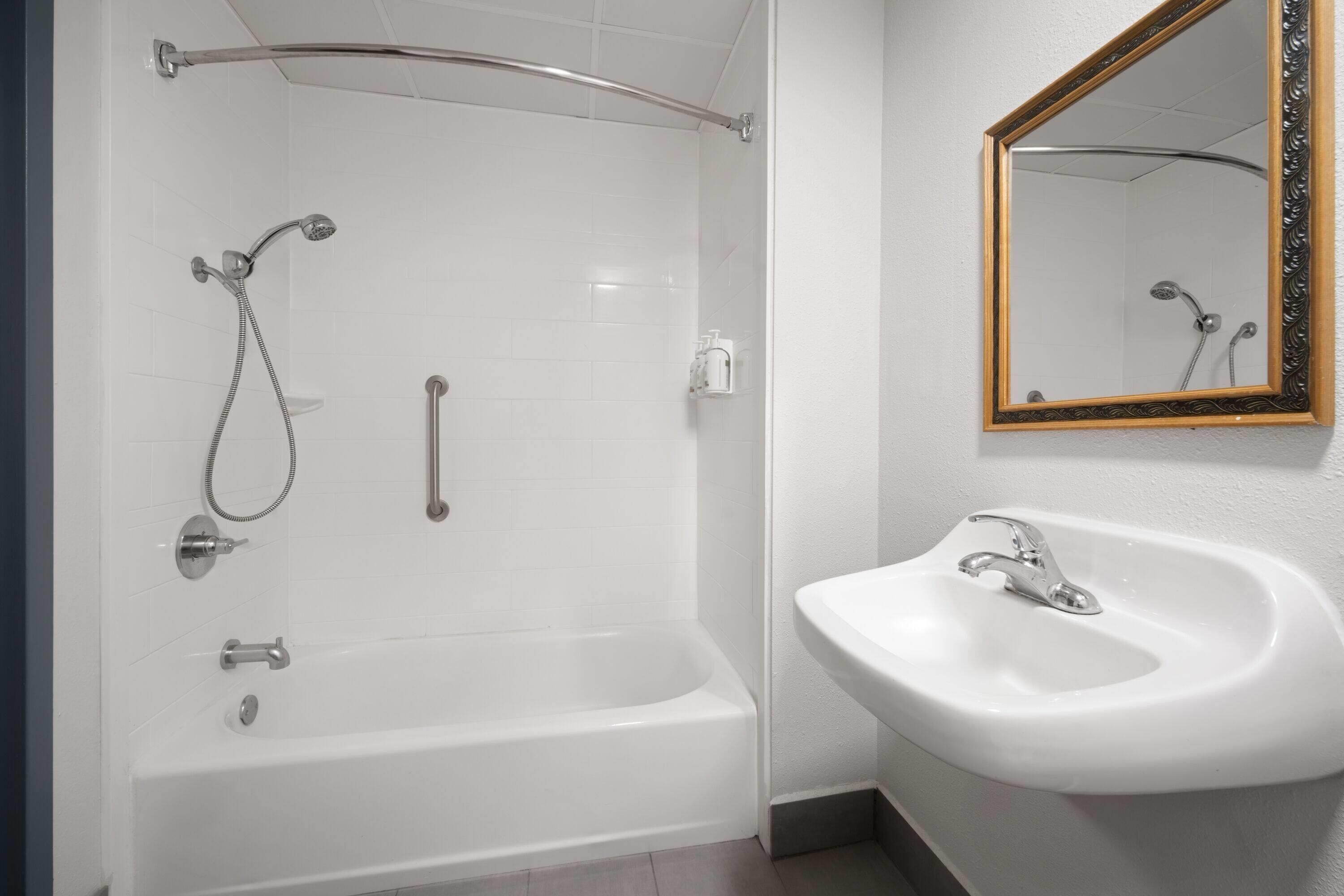 Un baño moderno con bañera, ducha y lavamanos.