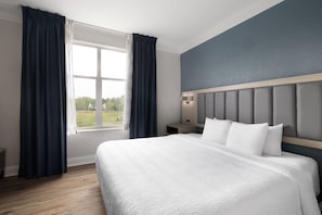 Suite, 1 slaapkamer, toegankelijk voor mindervaliden, niet-roken | Luxe beddengoed, een bureau, verduisterende gordijnen