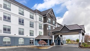 A multi-story hotel with a clear entrance, a sign indicating 'Clearance 14' 11''. - Country Inn & Suites by Radisson, Georgetown, KY (Georgetown)