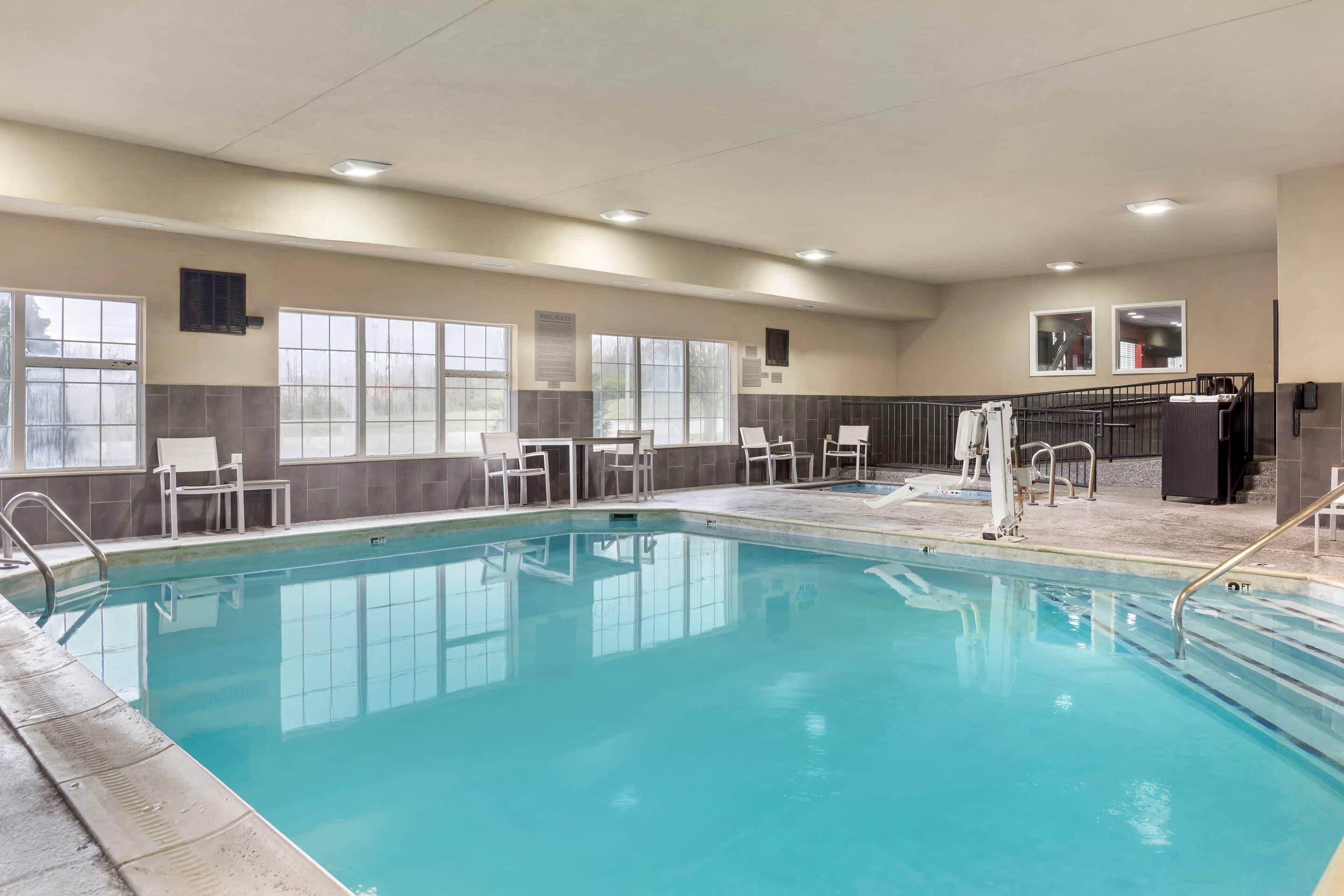 Une piscine équipée de chaises et d’un espace pour se changer.