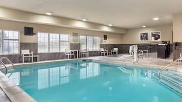 Une piscine équipée de chaises et d’un espace pour se changer.