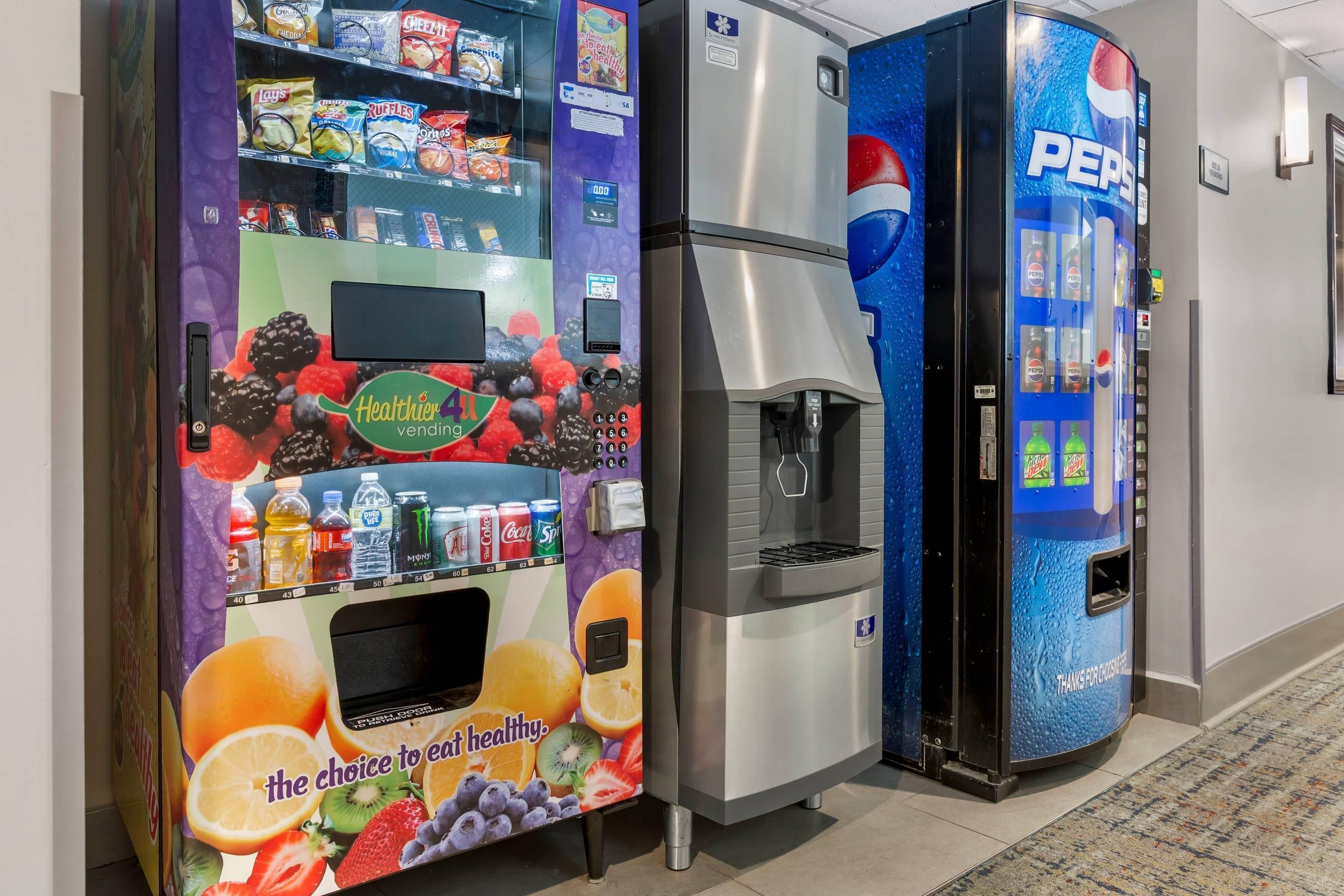 Un distributeur automatique proposant une variété de collations et un point d’eau.