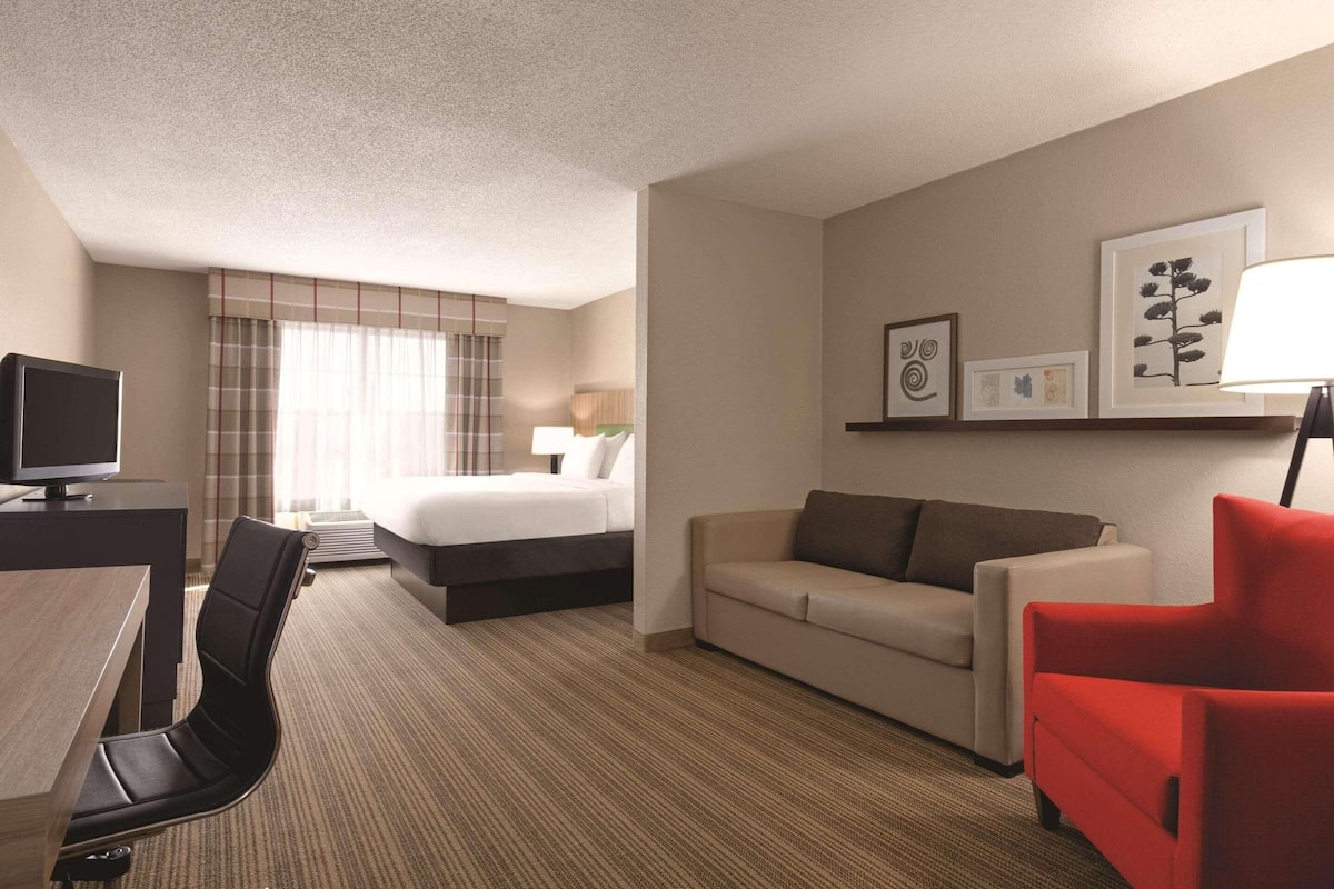 Studio Suite, 1 King Bed, Non Smoking | Premium bedding, desk, blackout drapes, iron/ironing board