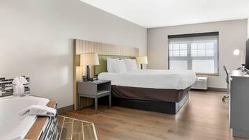 Quarto, 1 cama King, para não fumantes, banheira de hidromassagem | Roupas de cama premium, escrivaninha, cortinas blackout