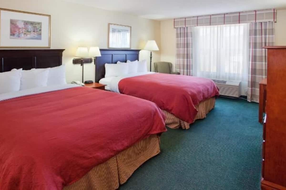 Premium bedding, down comforters, in-room safe, desk