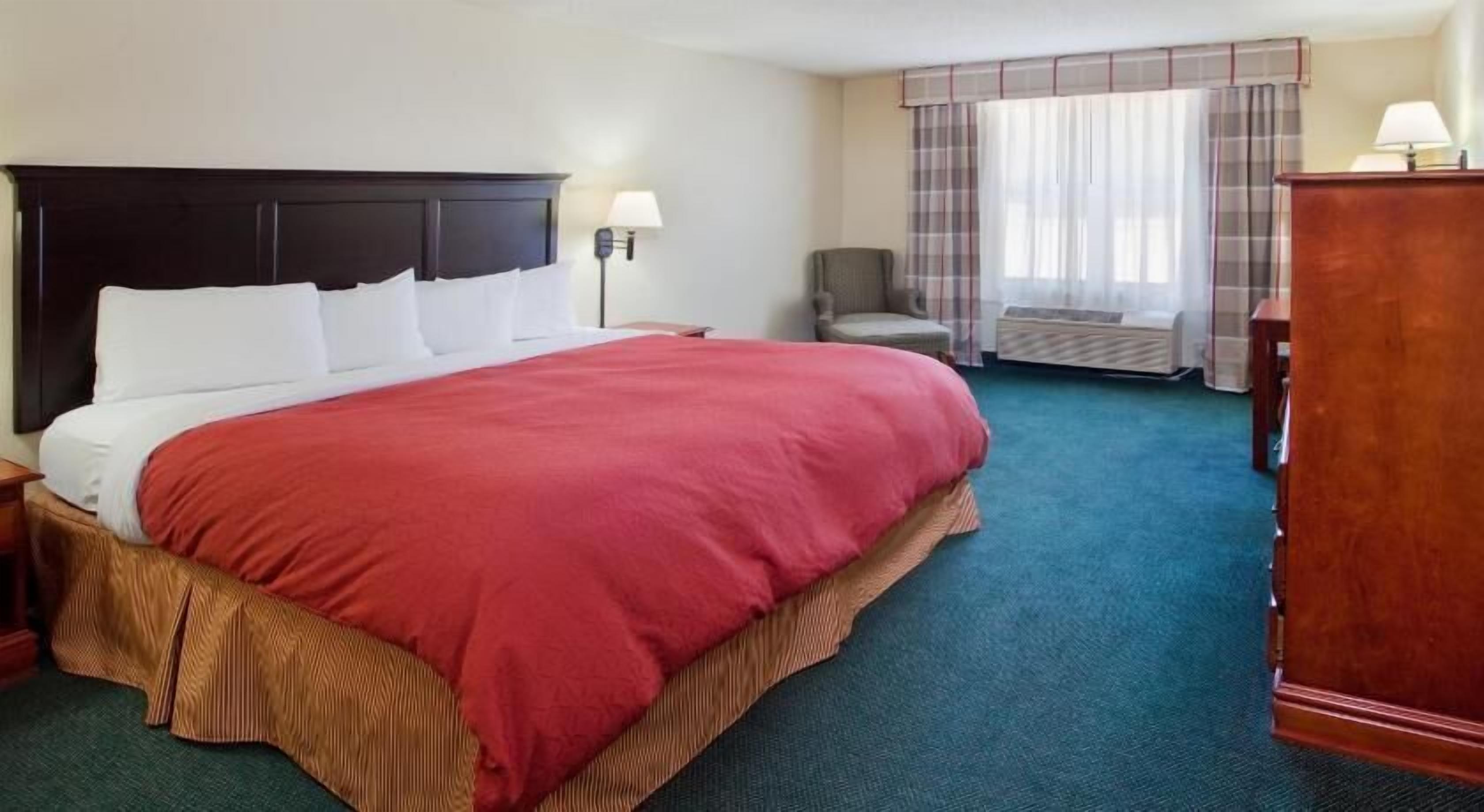 Premium bedding, down comforters, in-room safe, desk