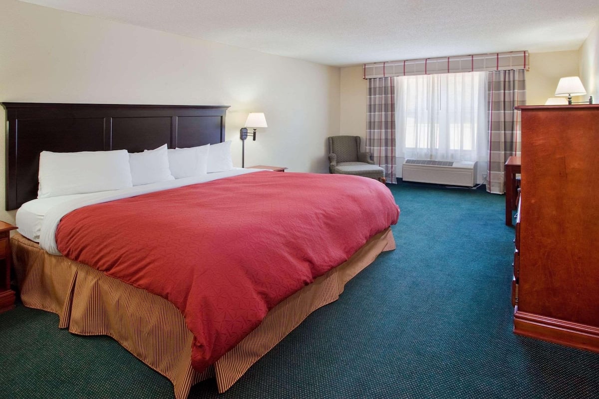1 bedroom, premium bedding, down comforters, in-room safe