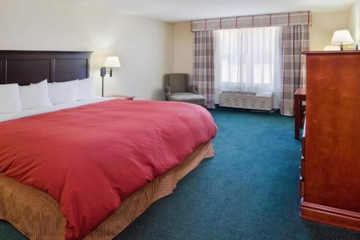 Premium bedding, down comforters, in-room safe, desk