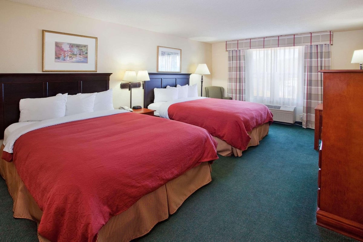 1 bedroom, premium bedding, down comforters, in-room safe