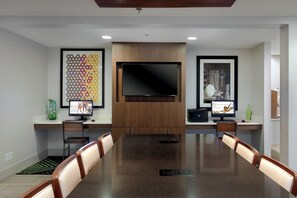 A conference room with a large table, chairs, a TV, and two monitors. - Holiday Inn Express Alpharetta - Roswell by IHG (Alpharetta)