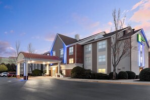 Un hôtel Holiday Inn Express doté d’une entrée abritée et d’un parking.