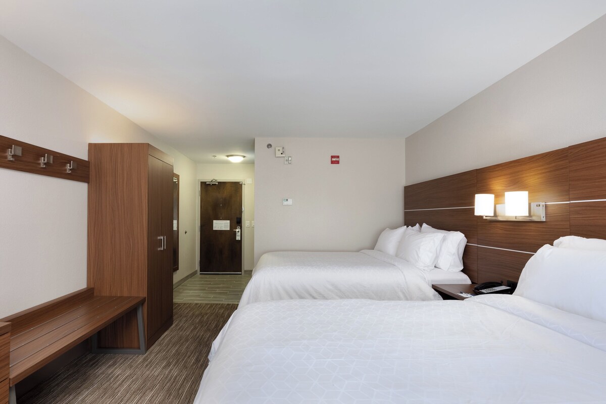 Hypo-allergenic bedding available, down comforters, in-room safe, desk