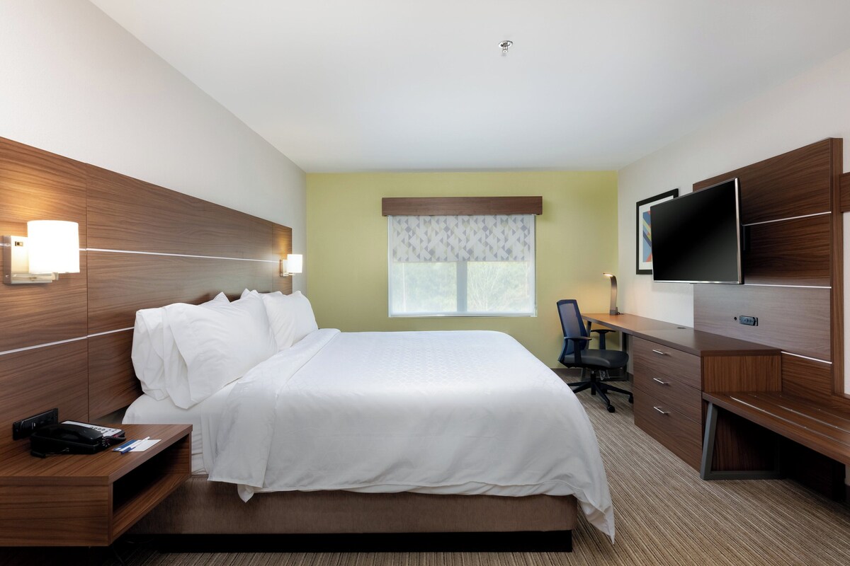 Hypo-allergenic bedding available, down comforters, in-room safe, desk