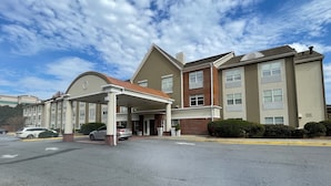 A hotel with a covered entrance, multiple floors, and a parking lot. - Holiday Inn Express Alpharetta - Roswell by IHG (Alpharetta)