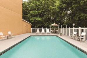 Una piscina al aire libre de temporada