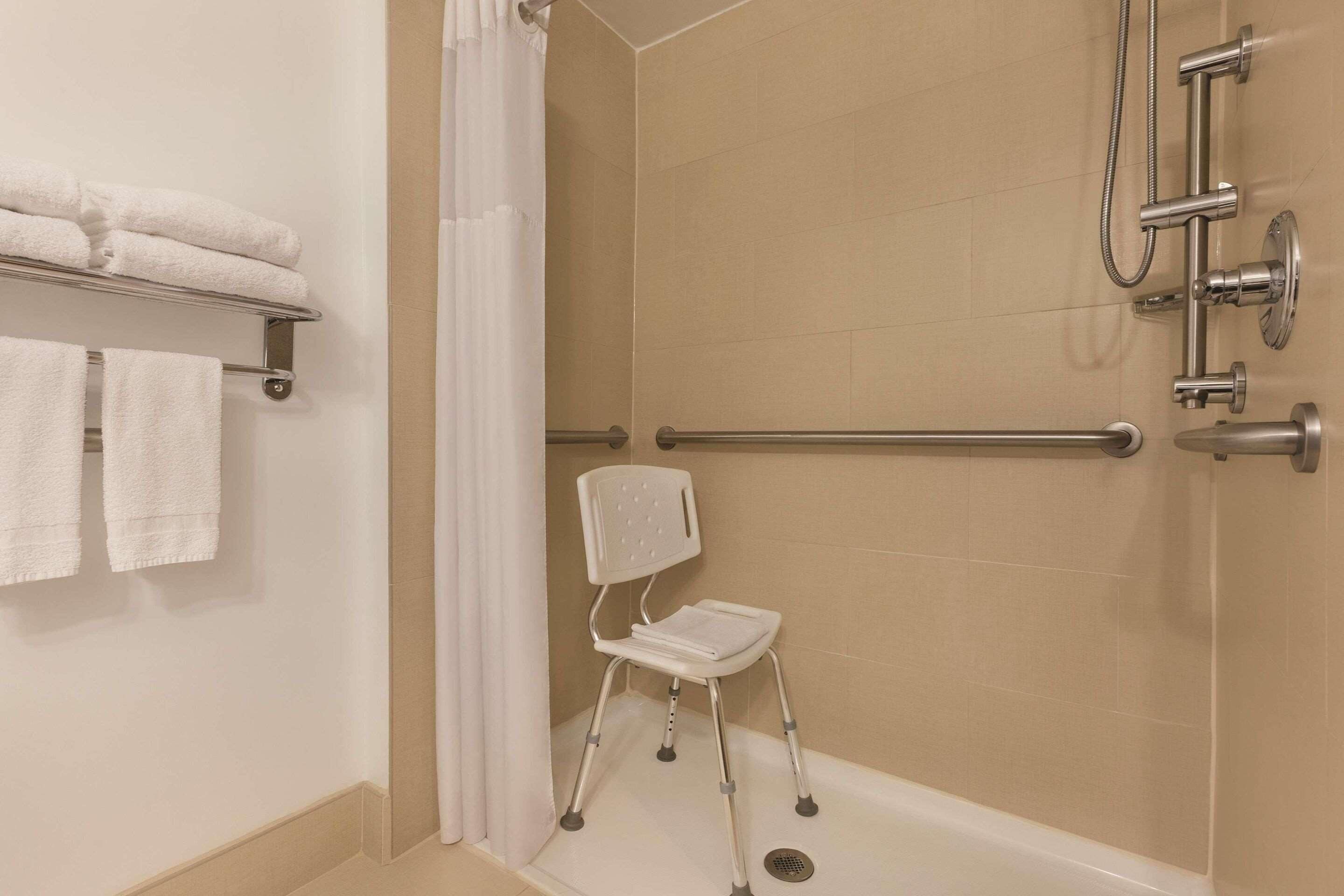 room, 1 king bed, accessible, non smoking (roll-in shower) | in-room safe, soundproofing, iron/ironing board, free cots/infant beds