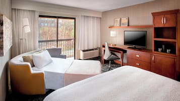 Habitación, 1 cama King size y sofá cama, para no fumadores, balcón (Courtyard View) | Ropa de cama de alta calidad y tabla de planchar con plancha