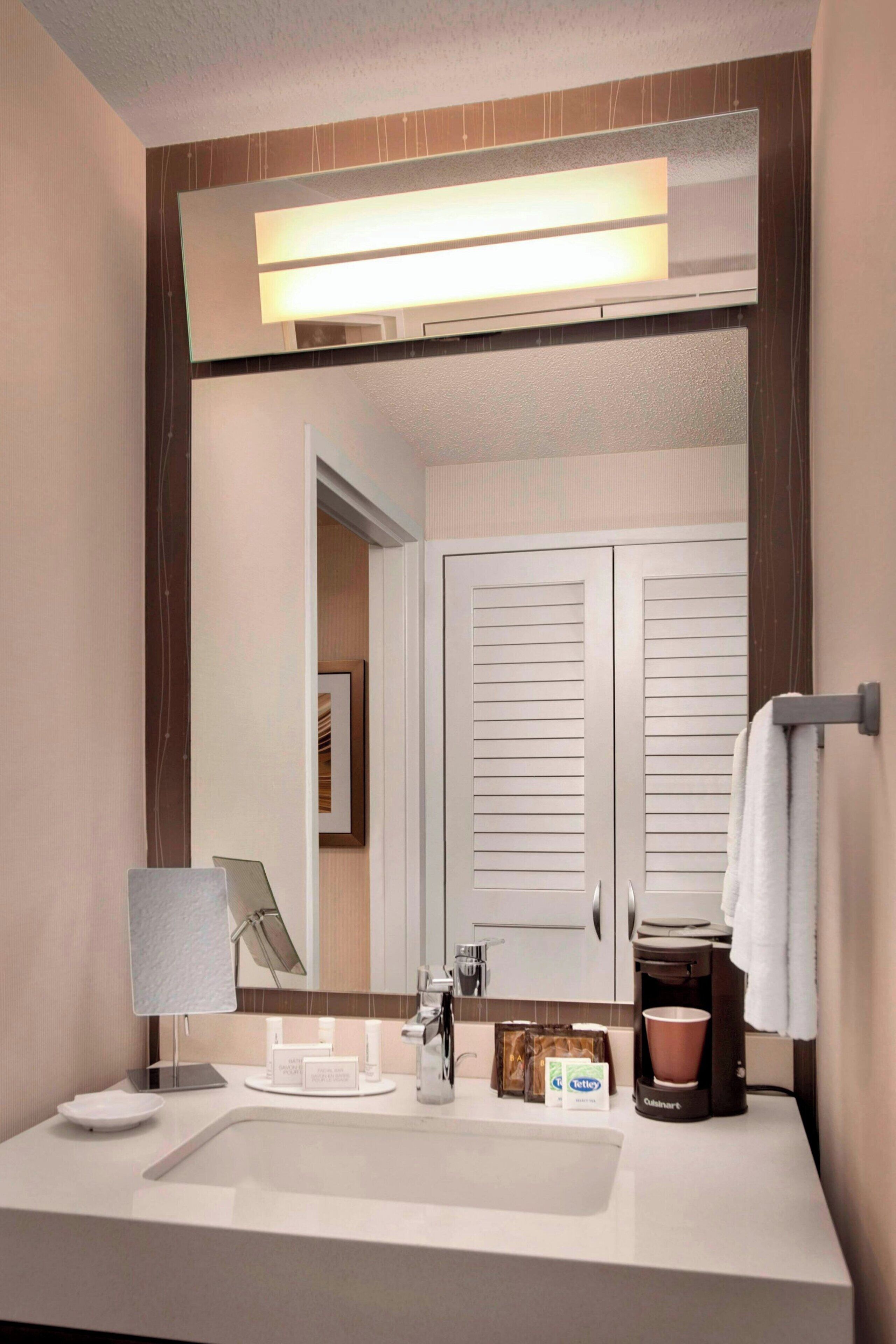 combined shower/bathtub, free toiletries, hair dryer, towels