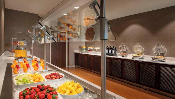 A buffet with various fruits and beverages. - Courtyard by Marriott Parsippany (Parsippany)