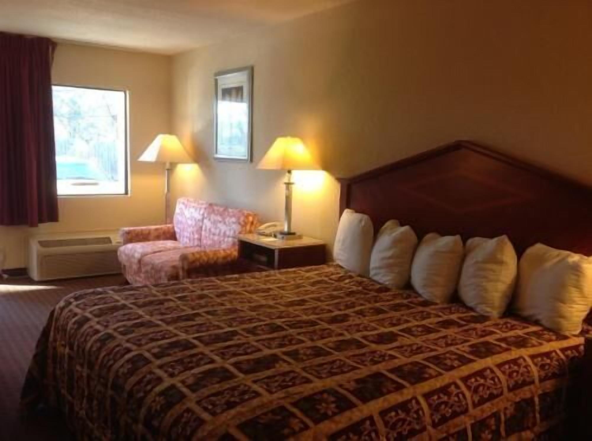 办公桌、熨斗/熨衣板、免费婴儿床、折叠床/加床（额外收费）