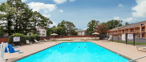 Una piscina al aire libre de temporada