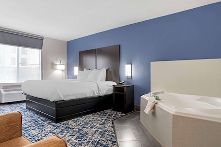 Quarto standard, 1 cama King, para não fumantes, banheira de hidromassagem (with Sofabed) | Escrivaninha, ferros/tábuas de passar roupa, berços grátis