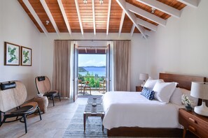 Roupas de cama premium, frigobar, cofres nos quartos, escrivaninha