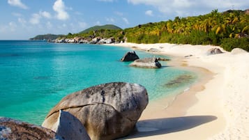 Sulla spiaggia, sabbia bianca, lettini da mare, ombrelloni
