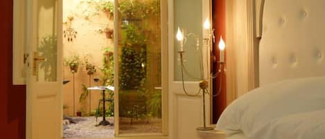 4 makuuhuonetta, minibaari, tallelokero huoneessa