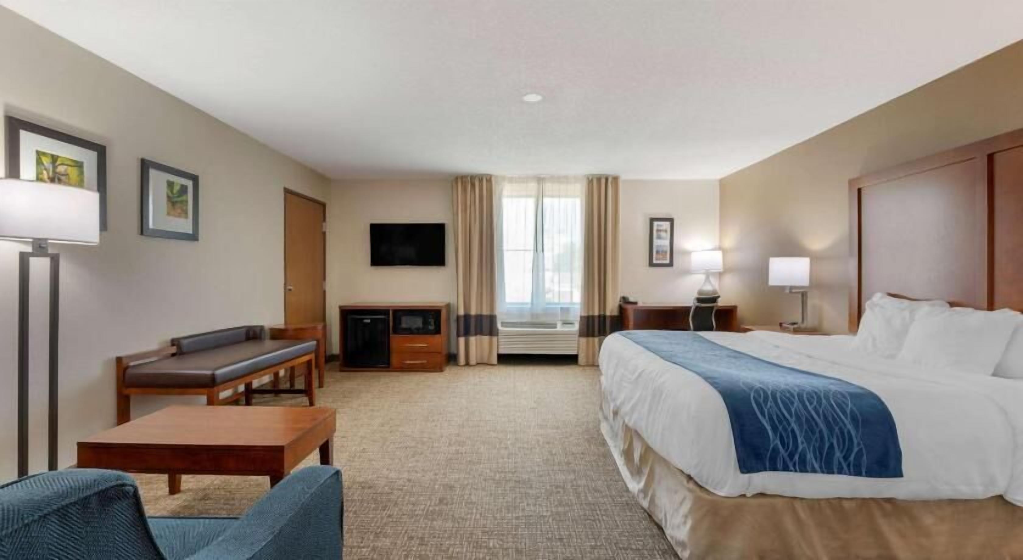 Iron/ironing board, rollaway beds, WiFi, bed sheets