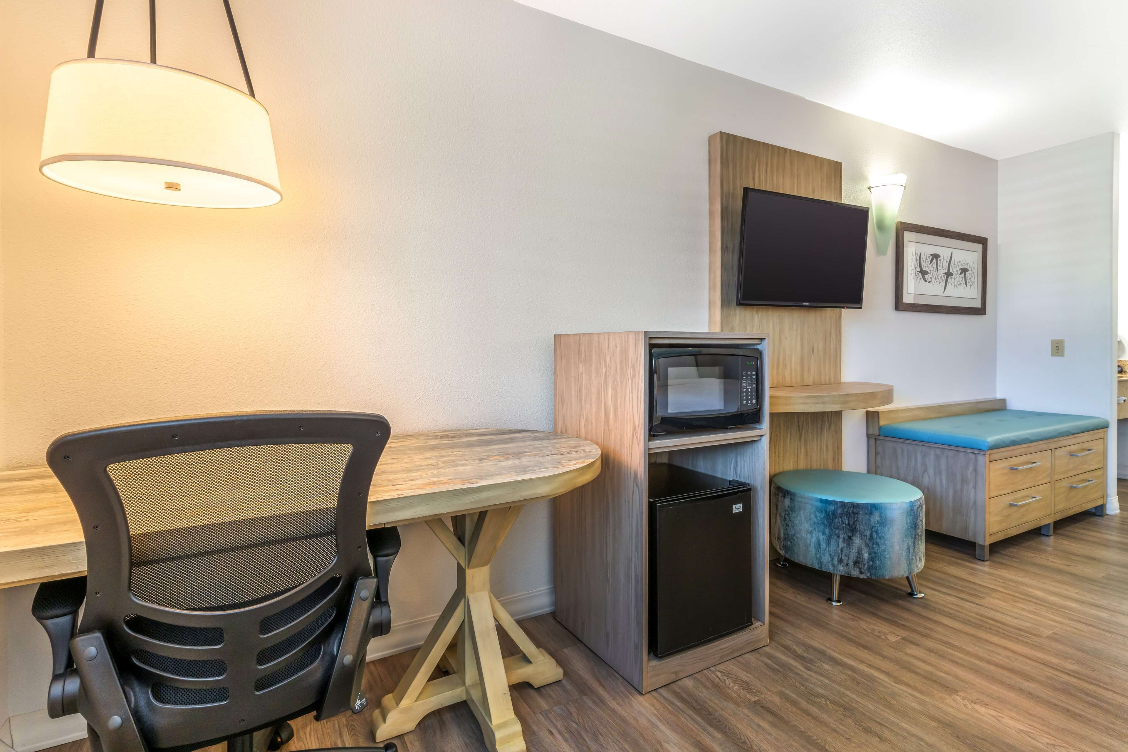 1 bedroom, desk, laptop workspace, soundproofing