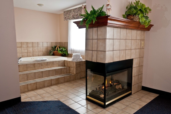 Suite, 1 kingsize-seng, ikke-røyk, tekjøkken | Basseng | Innendørsbasseng