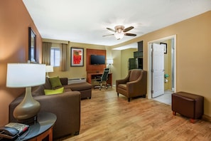Suite, 1 très grand lit, non-fumeurs, coin cuisine (Living Room;with Sofabed) | Bureau, rideaux occultants, fer et planche à repasser