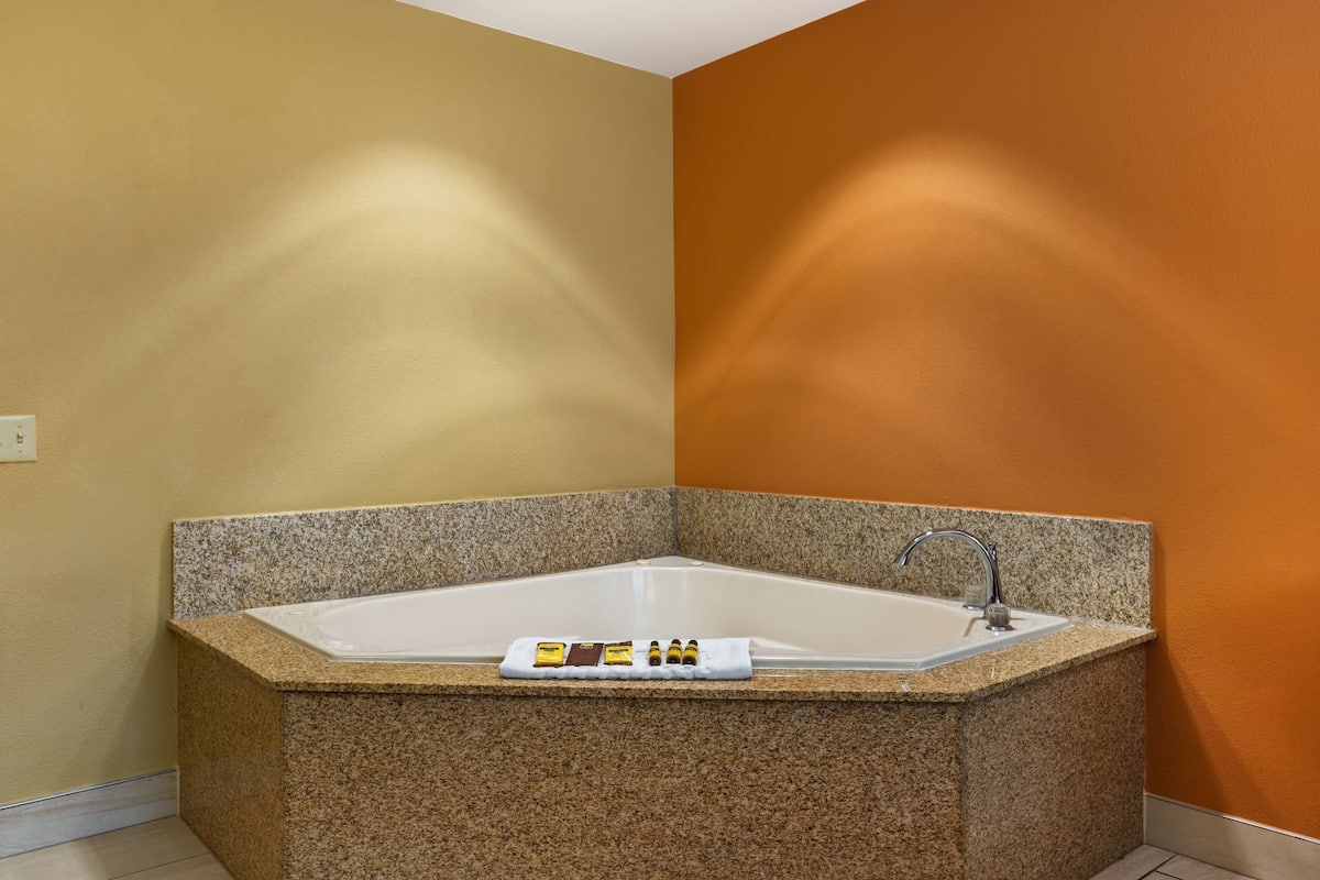 suite, 1 king bed, non smoking, jetted tub | desk, blackout curtains, iron/ironing board, cots/infant beds