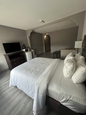 Standard Room, 1 King Bed | Blackout drapes, iron/ironing board, free WiFi, bed sheets