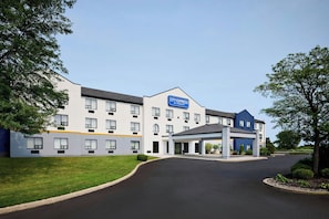 A multi-story hotel with a flat roof and a covered entrance area. - City Express by Marriott Port Hope Cobourg (Port Hope)