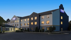 A multi-story hotel with a flat roof and a sign indicating it is a City Express by Marriott. - City Express by Marriott Port Hope Cobourg (Port Hope)