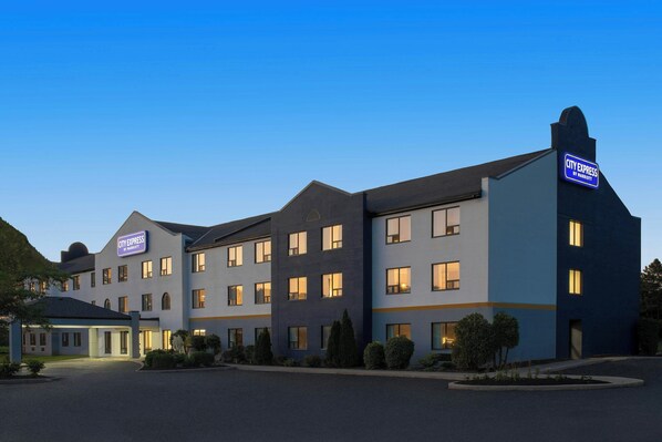 A multi-story hotel with a flat roof and a sign indicating it is a City Express by Marriott.