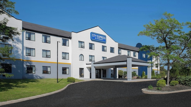 A City Express by Marriott hotel with a modern design, multiple floors, and a covered entrance. - City Express by Marriott Port Hope Cobourg (Port Hope)