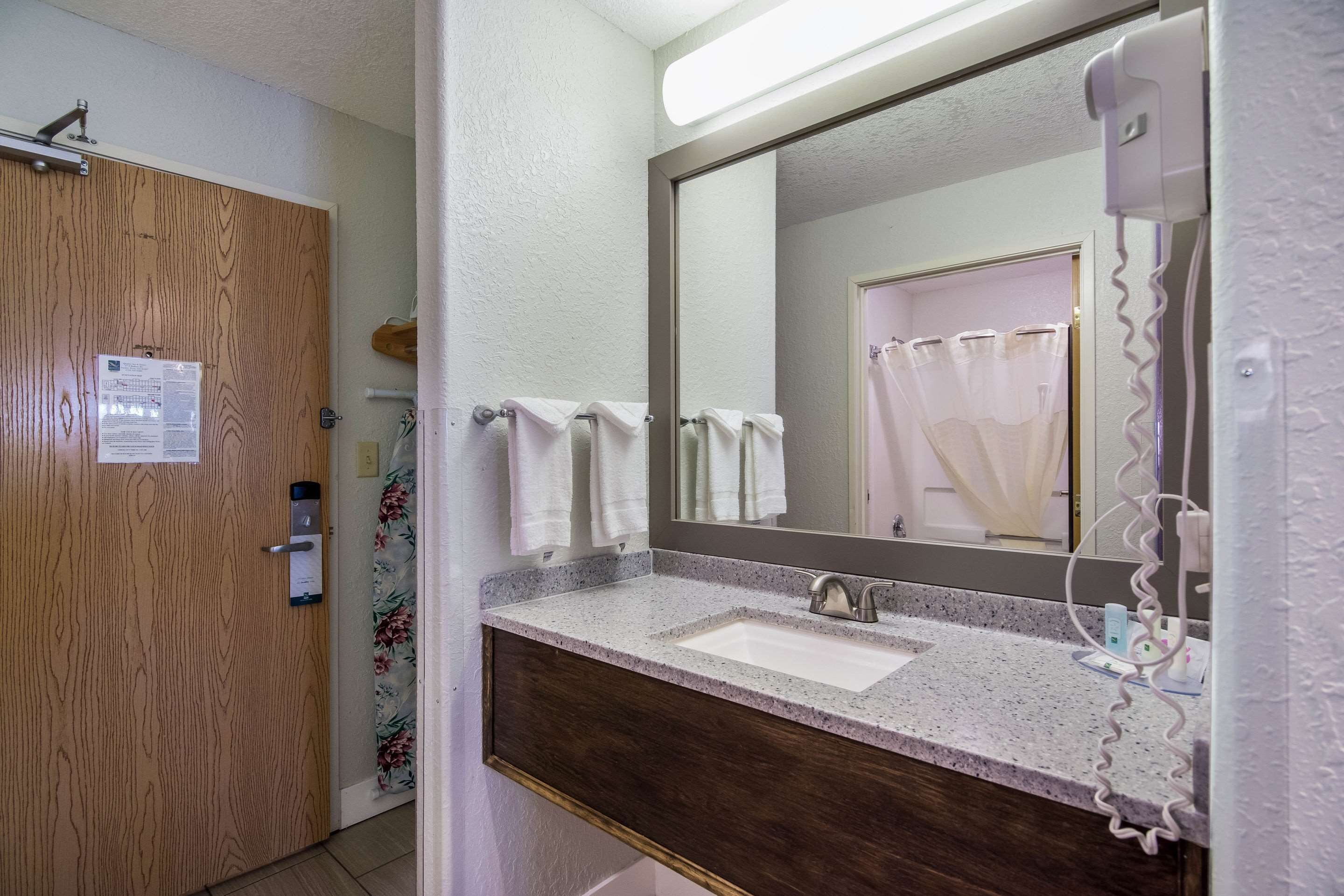combined shower/bathtub, hair dryer, towels