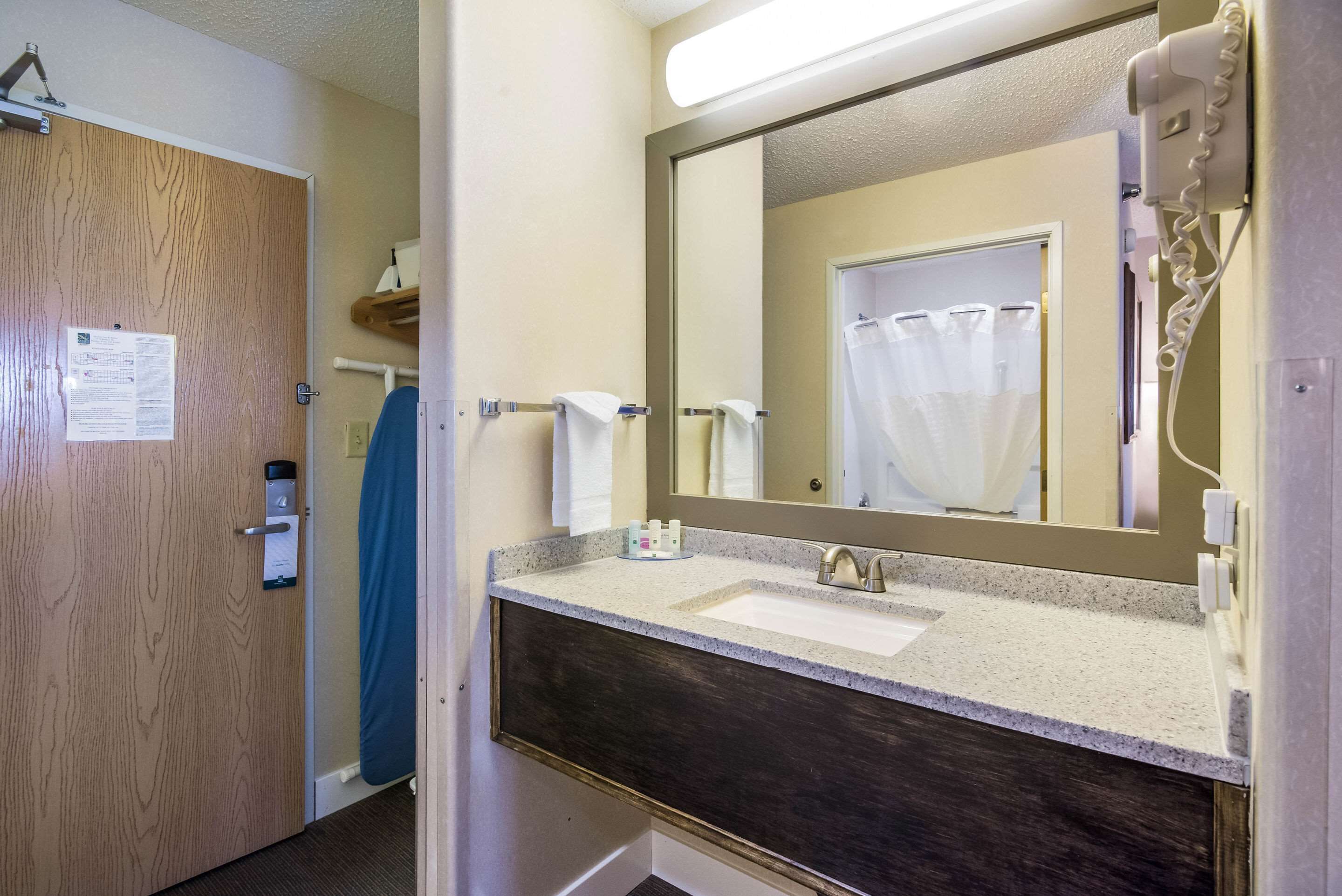 combined shower/bathtub, hair dryer, towels