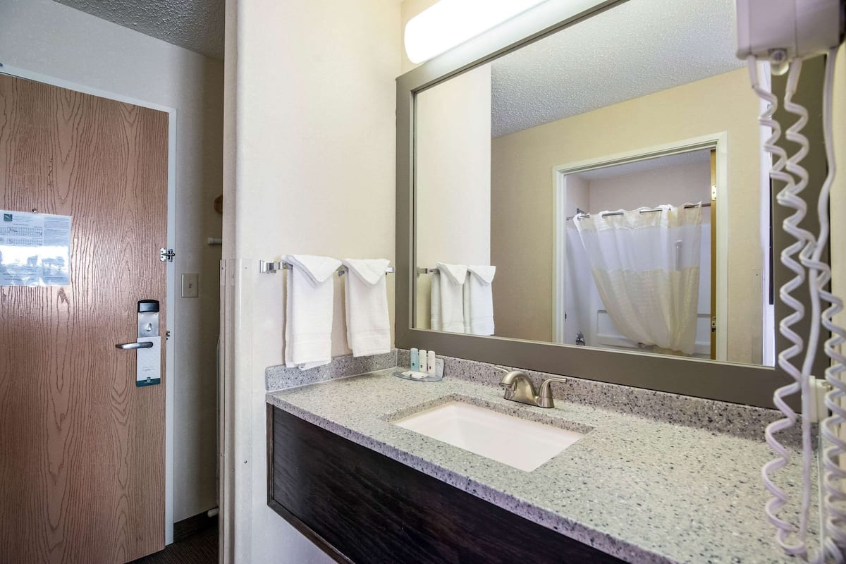 standard room, 2 queen beds, non smoking | bathroom | combined shower/bathtub, hair dryer, towels