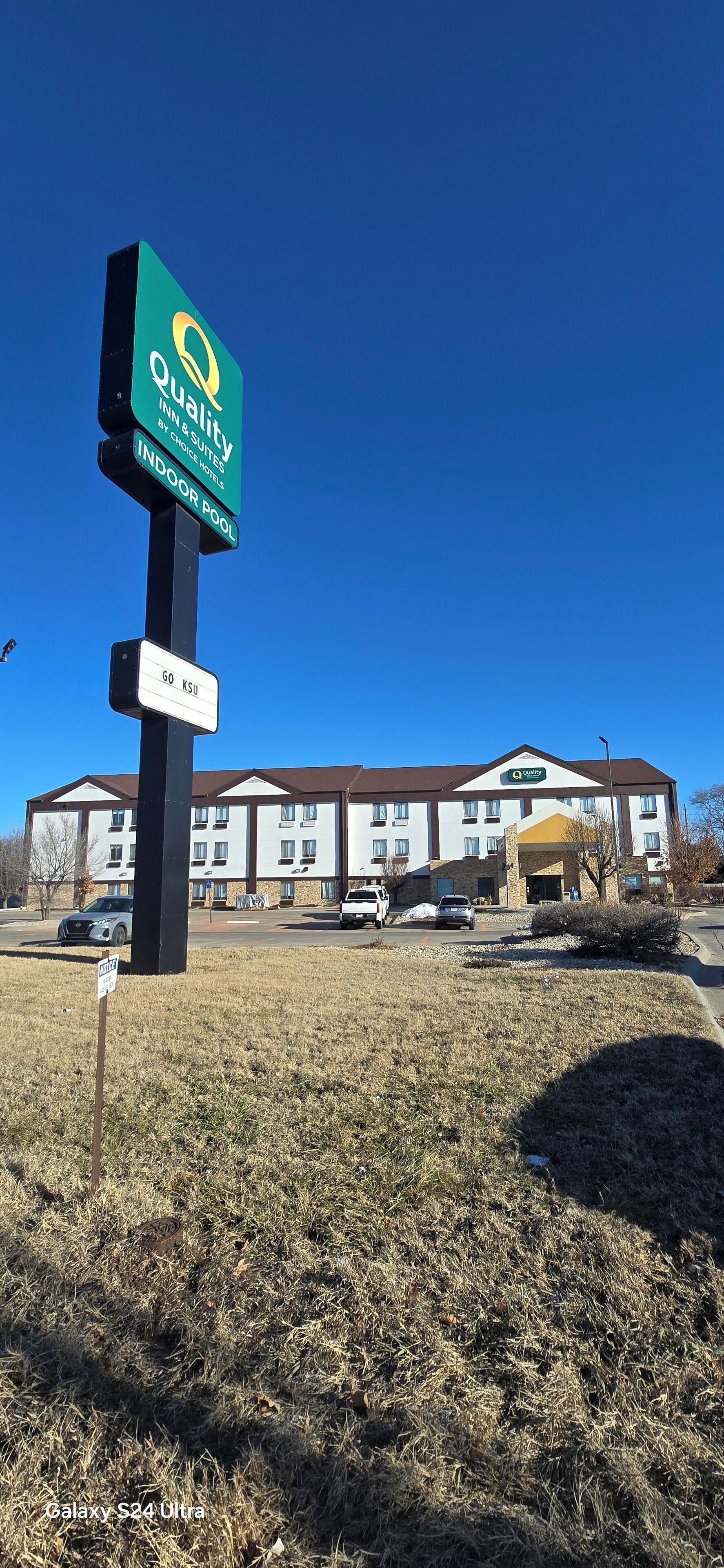 Señal de hotel de Quality Inn & Suites, una marca de Choice Hotels, con piscina interior.