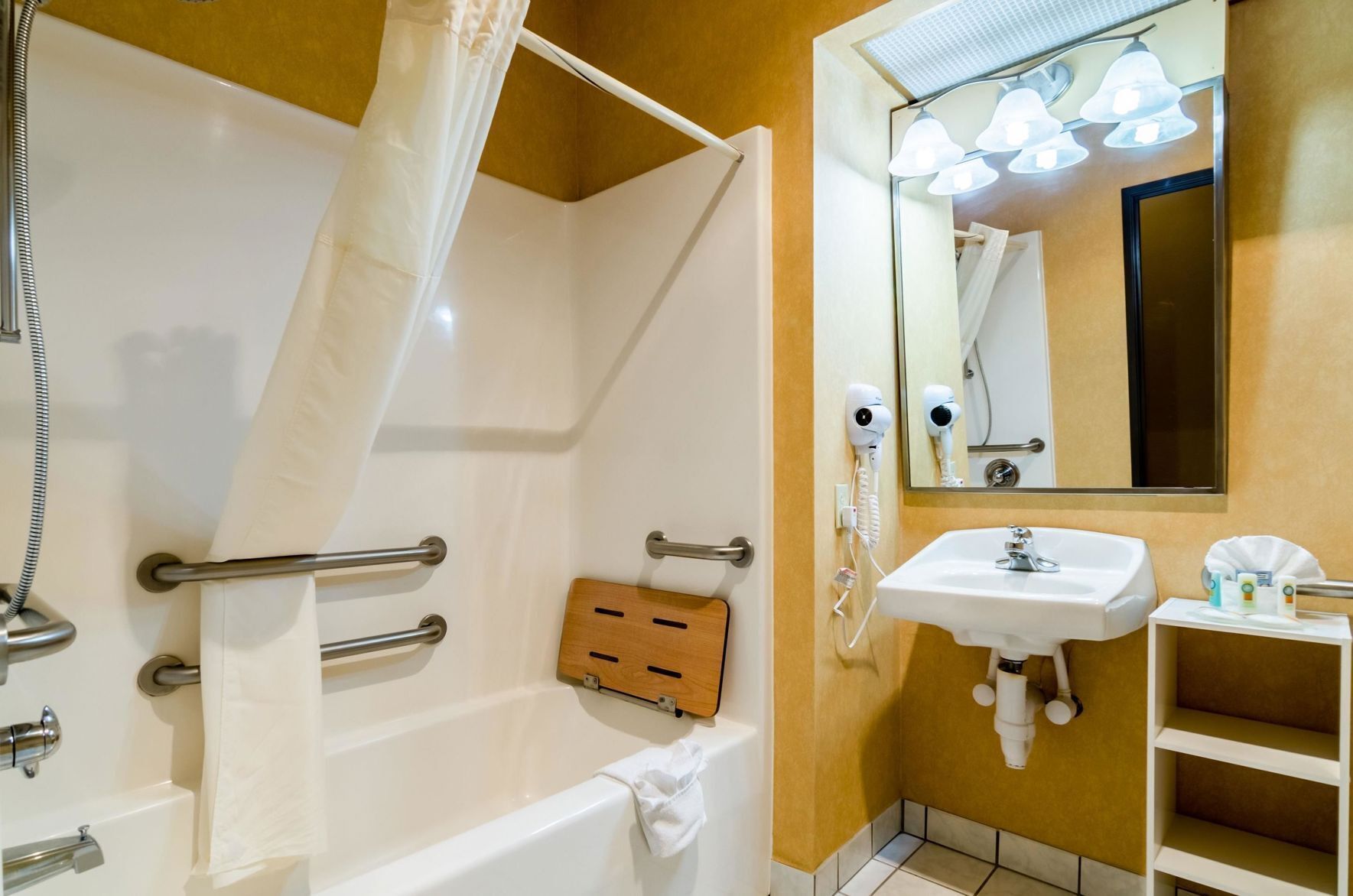 Salle de bain | Pomme de douche hydromassante, articles de toilette (gratuits)